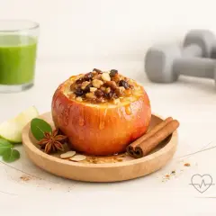 Pyszne, pieczone jabłka dietetyczne z bakaliami, obok zielonego smoothie i hantli. Idealne dla aktywnych!
