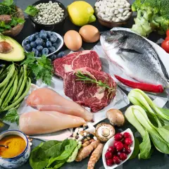Mięso, ryba, jajka, awokado, jagody, orzechy, warzywa – to składniki diety low carb. Co to jest? To sposób odżywiania z ograniczoną ilością węglowodanów.