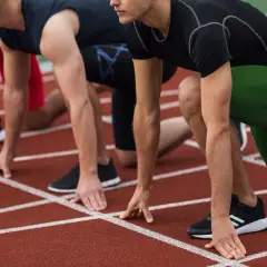 Sprinterzy na linii startu, gotowi do intensywnego treningu anaerobowego.