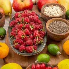 Maliny, jabłka, gruszki, owoce opuncji, cytrusy, feijoa, nasiona chia i płatki owsiane. Tabela: jakie owoce dla cukrzyka?