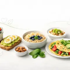 Zdrowe śniadanie na redukcji: owsianka, omlet, jogurt z kiwi, tosty z awokado i jajkiem, nasiona chia z owocami, migdały.