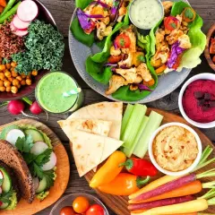 Kolorowe warzywa, hummus, falafele i smoothie – to wszystko idealnie wpisuje się w zdrową dieta wegetariańska.