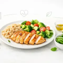 Lekkostrawny obiad: grillowana pierś kurczaka, brązowy ryż, sałatka z brokułów i pomidorów, fasolka szparagowa. Zdrowo i smacznie!