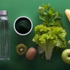 Woda, spirulina, kiwi, banan, jabłko i sałata – składniki, które pomogą Ci dowiedzieć się, jak pozbyć się wody z organizmu.