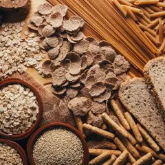 Bogactwo produktów zbożowych: chleb, płatki, makaron, kasza i ryż. Zdrowa spiżarnia pełna naturalnych składników.