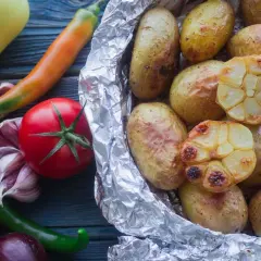 Pieczone ziemniaki z czoskiem, pomidorami i papryką. Czy ziemniaki tuczą? Zależy jak je przygotujesz!