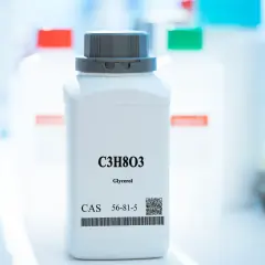 Biała butelka z napisem "Glycerol C3H8O3" i kodem kreskowym. Czy glicerol jest toksyczny? Badania laboratoryjne pomagają odpowiedzieć na to pytanie.
