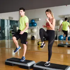 Para ćwiczy na stepach, wykonując dynamiczne ruchy. Każdy **step** to krok do lepszej formy.