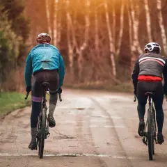 Jak ubrać się na rower przy 10°C? Komfort na cebulkę!