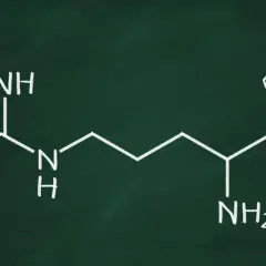 Struktura chemiczna argininy, kluczowa dla jej działania w organizmie.
