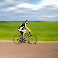 Ile kalorii spalisz na 20 km rowerem? Od 400 do 1000 kcal!