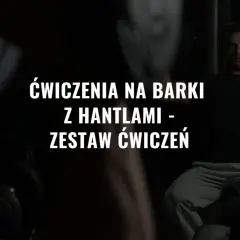 Mężczyzna wykonuje ćwiczenia na barki z hantlami. Efektywny trening w domu.