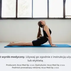 Kobieta wykonuje ćwiczenia rozciągające kręgosłup w pozycji kobry na macie.