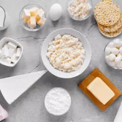 Różnorodne produkty bogate w wapń: mleko, sery, jogurt, masło, jajko i twaróg. Idealne na zdrowy początek dnia.