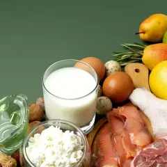 Zdrowe białko i tłuszcze na redukcji: ryba, kurczak, wołowina, jajka, nabiał, orzechy, oliwa. Owoce i warzywa uzupełniają dietę.