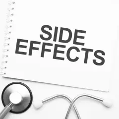 Stetoskop i blistry z tabletkami obok notatnika z napisem "SIDE EFFECTS". Czy suplement NAC ma skutki uboczne?