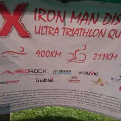 5X Ironman dystans: 19km pływania, 900km jazdy na rowerze, 211km biegu. Ultra Triathlon Quintuple.
