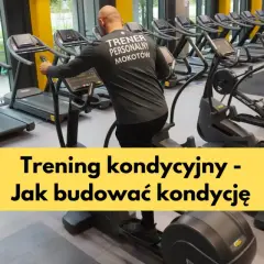 Mężczyzna w koszulce "Trener Personalny Mokotów" ćwiczy na orbitreku. W tle bieżnie i inne maszyny cardio, idealne do treningu kondycyjnego.