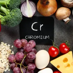 W czym jest chrom? Na talerzu warzywa, owoce, jajka, ser, pieczywo i płatki.