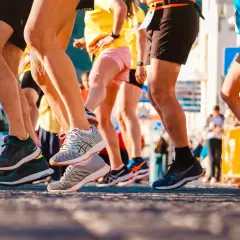 Uczestnicy biegu, nogi w ruchu, buty sportowe. To świetny przykład treningu funkcjonalnego w akcji.