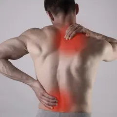 Mężczyzna z bólem pleców i karku, czerwone plamy wskazują na zerwany mięsień.