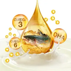 Ryba w kropli oleju, otoczona bańkami z napisami Omega 3, Omega 6 i DHA, symbolizująca zdrowe tłuszcze.