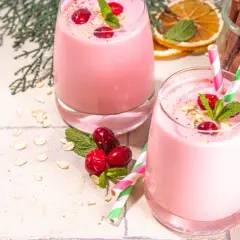 Różowe smoothie z żurawiną i miętą, idealne na zdrowe śniadanie. Inspirujące smoothie przepisy na każdy dzień.