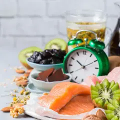 Zegar i produkty bogate w tryptofan: łosoś, kiwi, orzechy, mleko, owies, śliwki. Zastanawiasz się, po jakim czasie działa tryptofan?