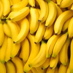 Mnóstwo dojrzałych bananów. Zastanawiasz się, ile węglowodanów ma banan? To świetne źródło energii!