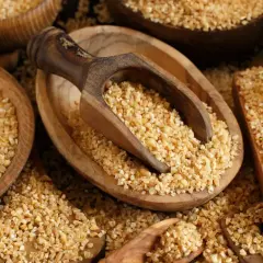 Kasza bulgur w drewnianych naczyniach. Niska kasza bulgur indeks glikemiczny sprawia, że jest zdrowym wyborem.