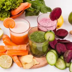 Kolorowe soki warzywne i owocowe, idealne na dietę sokową. Marchew, buraki, ogórek, jabłko, limonka i imbir.