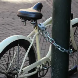 Solidny łańcuch zabezpiecza rower przed kradzieżą. Ubezpieczenie roweru od kradzieży to spokój ducha.