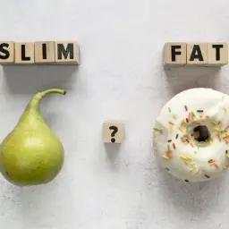 Gruszka obok napisu "SLIM" i pączek z posypką obok napisu "FAT". Ile kalorii mają te produkty?