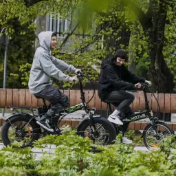 Para cieszy się jazdą na rowerach elektrycznych, idealnych na miejskie wycieczki. Dofinansowanie do roweru elektrycznego ułatwia ekologiczne podróżowanie.