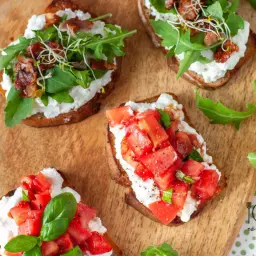 Pyszne bruschetty z ricottą, pomidorami i rukolą. Idealne na szybkie przekąski i inspiracje na ricotta przepisy.