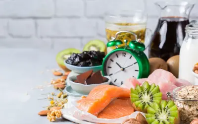 Zegar i produkty bogate w tryptofan: łosoś, kiwi, orzechy, mleko, owies, śliwki. Zastanawiasz się, po jakim czasie działa tryptofan?