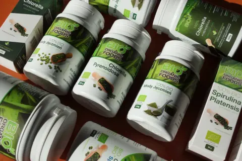 Słoiki i pudełka z suplementami diety: Chlorella, Młody Jęczmień i Spirulina. Dowiedz się, co to spirulina i jej korzyści.