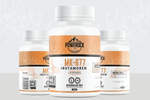 Butelki z suplementem MK-677 (Ibutamoren) od Powerock Pharma. Opinie o tym produkcie są różne, ale etykieta jasno wskazuje na zastosowanie badawcze.