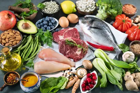 Mięso, ryba, jajka, awokado, jagody, orzechy, warzywa – to składniki diety low carb. Co to jest? To sposób odżywiania z ograniczoną ilością węglowodanów.