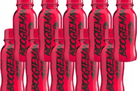 Rzędy czerwonych butelek z napojem energetycznym "Boogieman Fuel", każdy z czarnym, ostrym logo.
