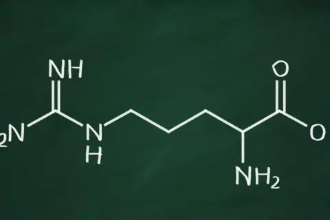 Struktura chemiczna argininy, kluczowa dla jej działania w organizmie.