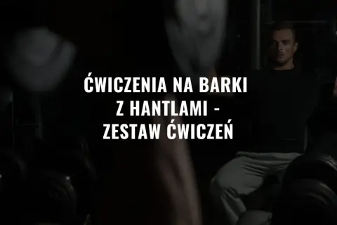 Mężczyzna wykonuje ćwiczenia na barki z hantlami. Efektywny trening w domu.