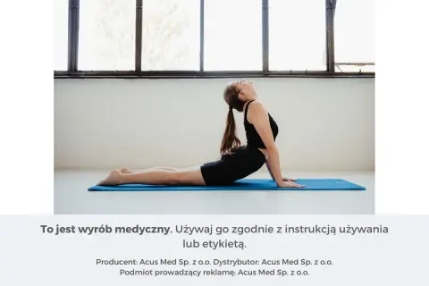 Kobieta wykonuje ćwiczenia rozciągające kręgosłup w pozycji kobry na macie.