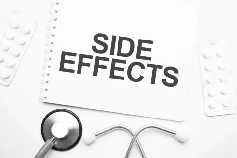Stetoskop i blistry z tabletkami obok notatnika z napisem "SIDE EFFECTS". Czy suplement NAC ma skutki uboczne?
