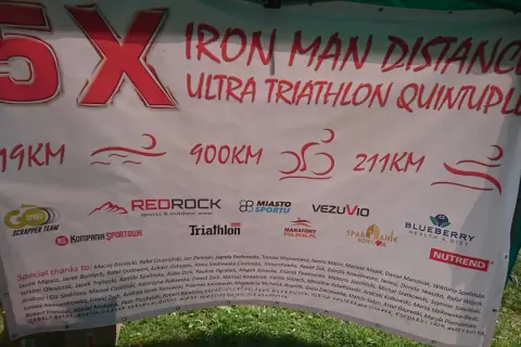 5X Ironman dystans: 19km pływania, 900km jazdy na rowerze, 211km biegu. Ultra Triathlon Quintuple.
