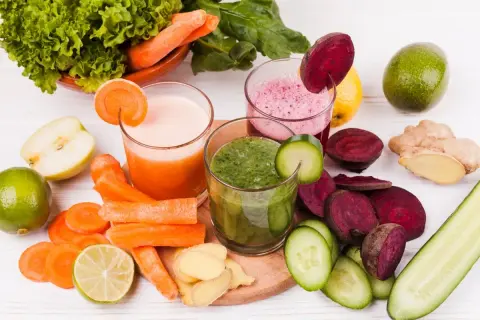 Kolorowe soki warzywne i owocowe, idealne na dietę sokową. Marchew, buraki, ogórek, jabłko, limonka i imbir.