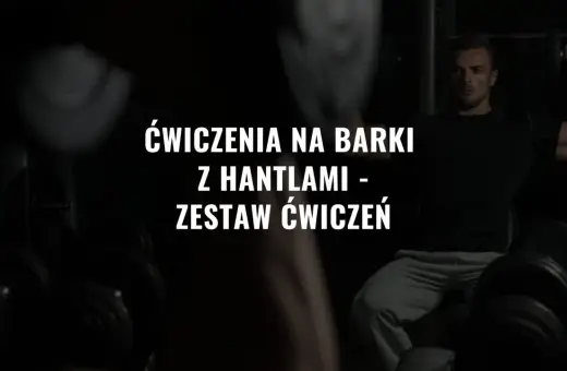 Mężczyzna wykonuje ćwiczenia na barki z hantlami. Efektywny trening w domu.