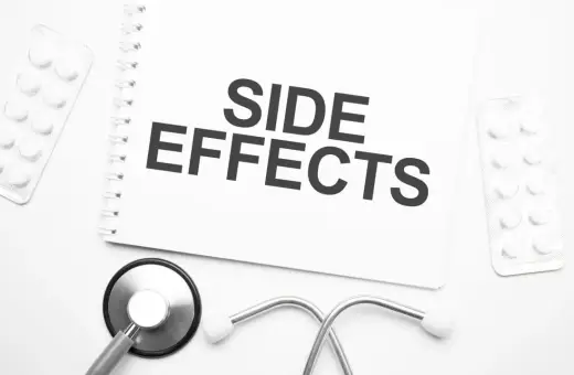 Stetoskop i blistry z tabletkami obok notatnika z napisem "SIDE EFFECTS". Czy suplement NAC ma skutki uboczne?