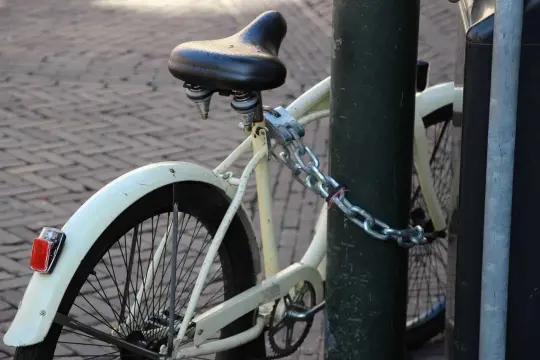 Solidny łańcuch zabezpiecza rower przed kradzieżą. Ubezpieczenie roweru od kradzieży to spokój ducha.