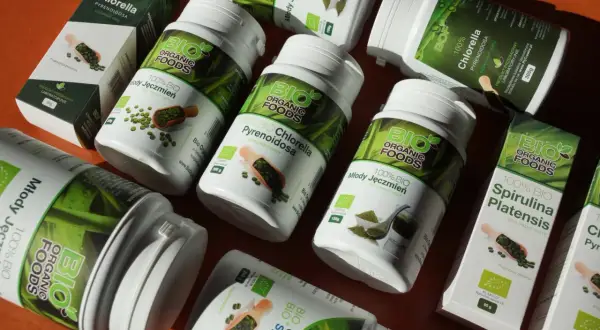 Słoiki i pudełka z suplementami diety: Chlorella, Młody Jęczmień i Spirulina. Dowiedz się, co to spirulina i jej korzyści.